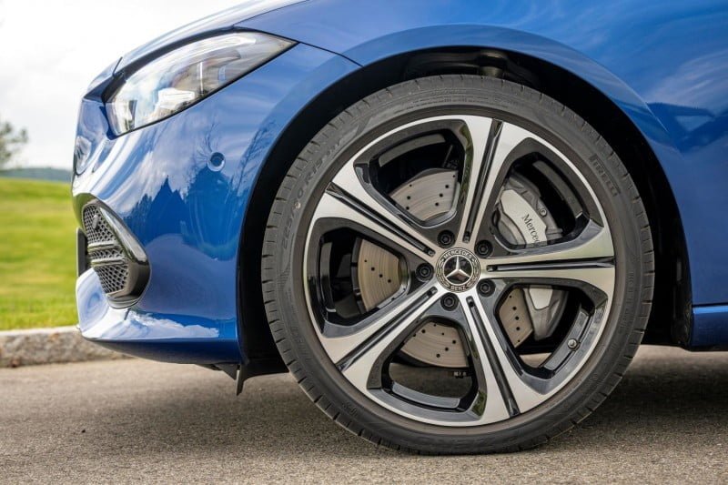 Vista de Pirelli nuevos neumáticos para el Mercedes Clase C.jpg