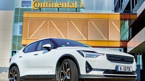 Vista semilateral del Polestar 2 con neumáticos Continental PremiumContact 6 y SportContact 6