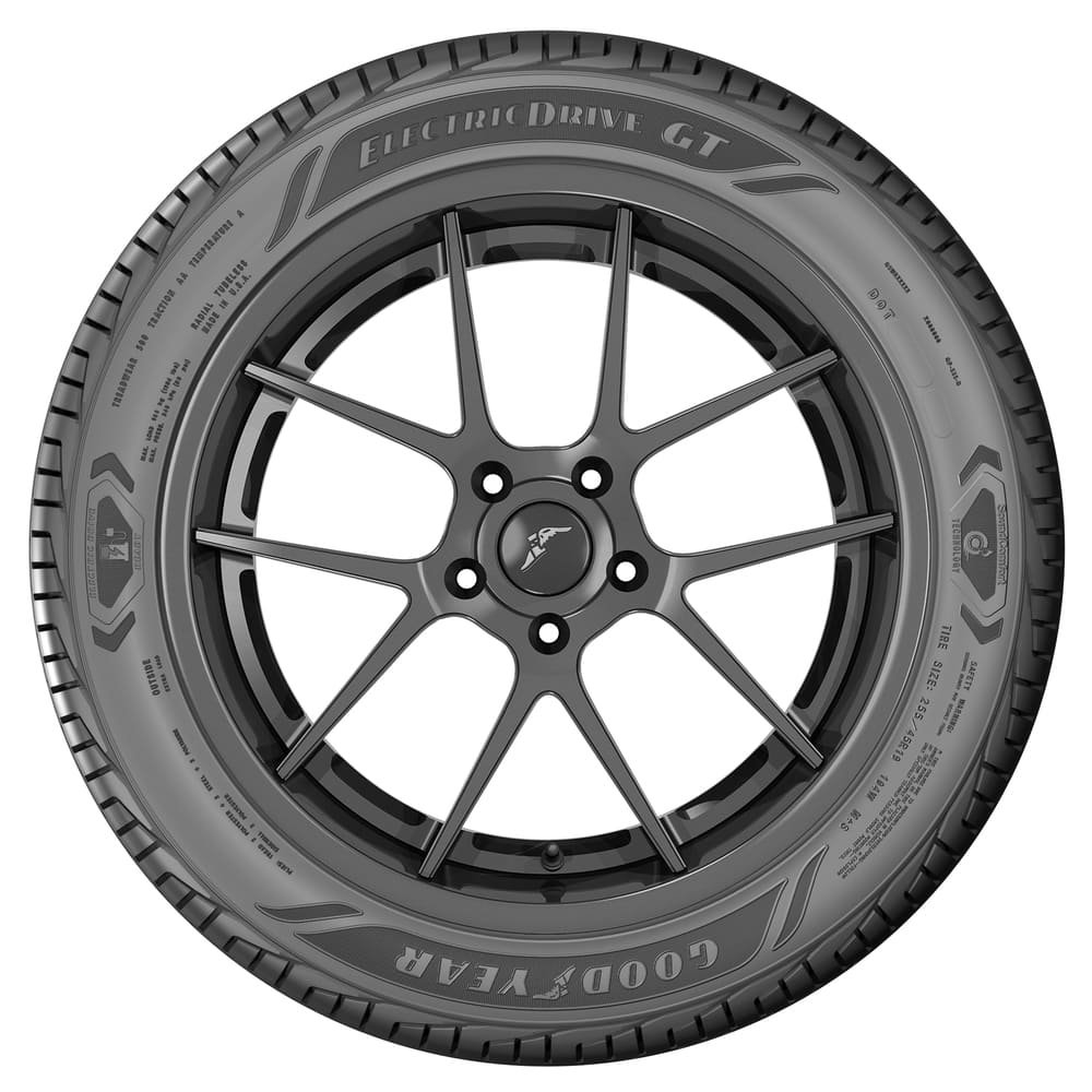 Vista de frontal de cerca de un neumático Goodyear ElectricDrive GT