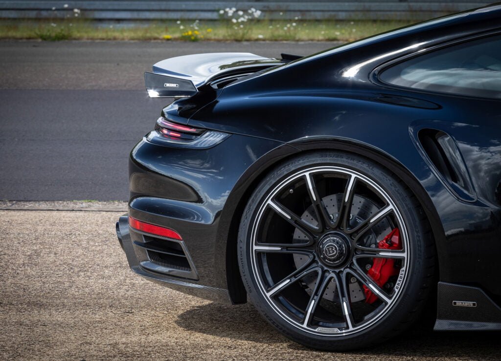 Vista del Brabus 820 con neumáticos Continental SportContat 7