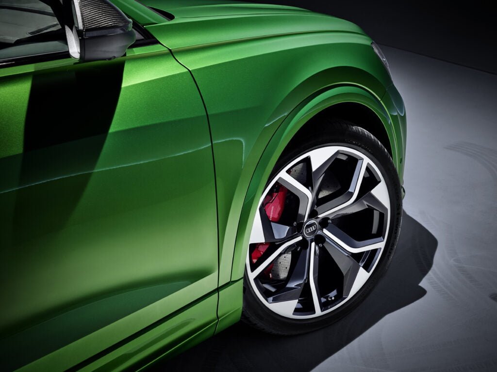 Vista de cerca de neumático de Hankook UHP montado en vehīculo Audi Q8