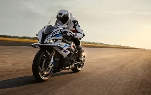 Vista de una moto BMW S 1000 RR 2023 rodando con neumáticos Dunlop SportSmart TT