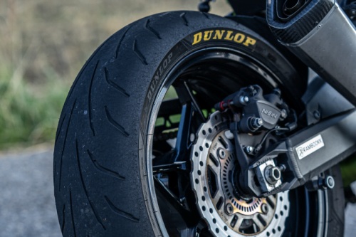 Close up de moto con neumáticos Qualifier de Dunlop