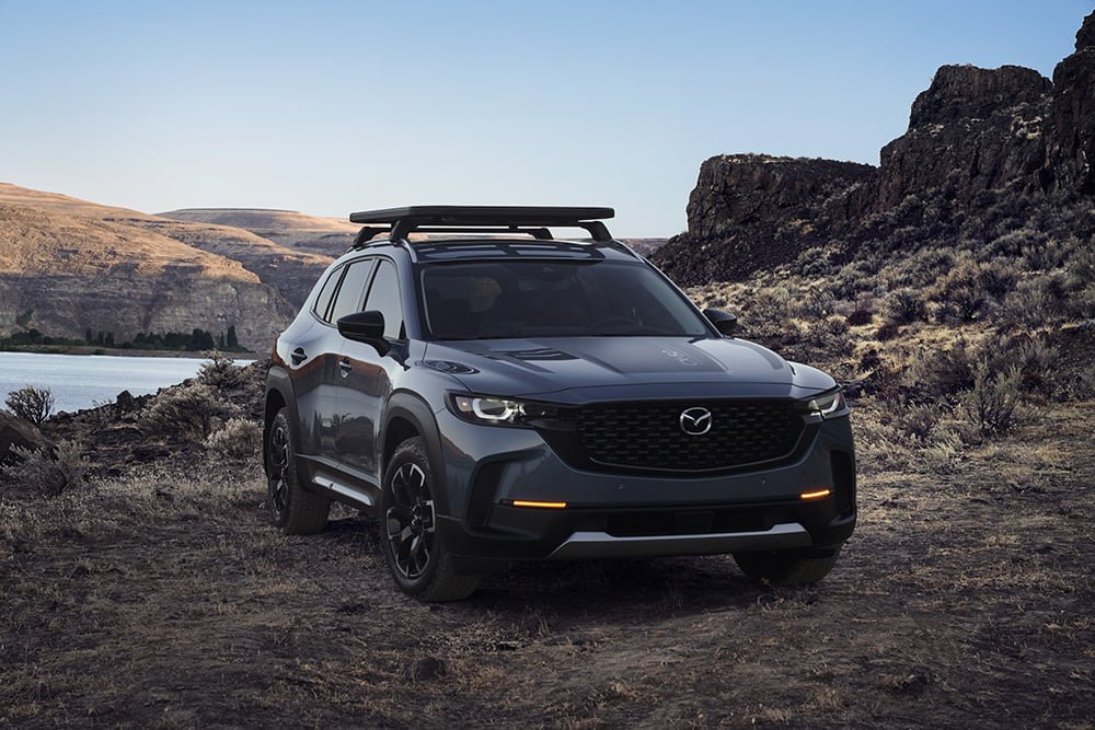 Vista de SUV Mazda CX montando Falken Wildpeak AT Trail