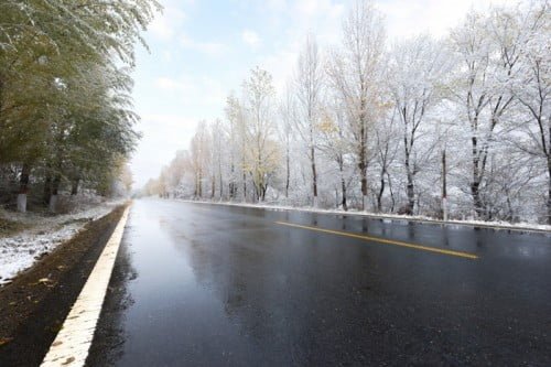 Vista de carretera mojada Goodyear getty images