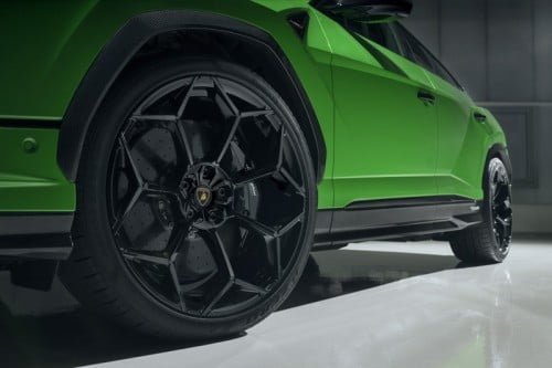 Vista de un neumático Pirelli P Zero Trofeo R montado en Lamborghini Urus Performante