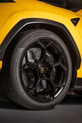 Vista de un neumático Pirelli P Zero Trofeo R montado en Lamborghini Urus Performante