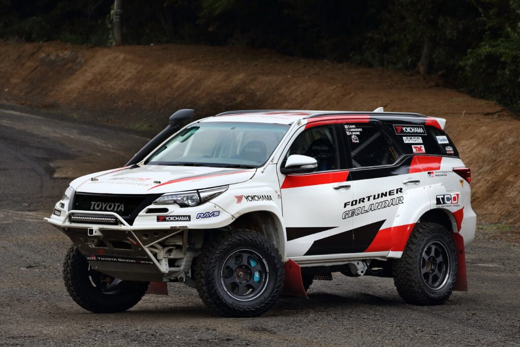 Vista de un neumático Yokohama Geolandar M-T G0003 on Toyota Fortuner
