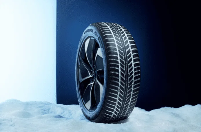 Vista del neumático Hankook iOWinter girado a 30 gradosN