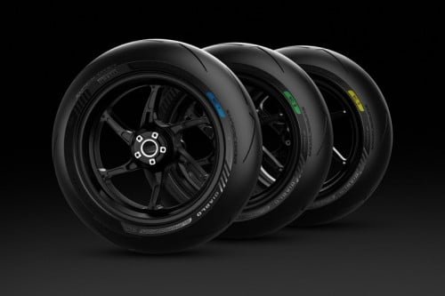 Vista de set de tres neumáticos PIRELLI DIABLO Supercorsa SC V4 para motos