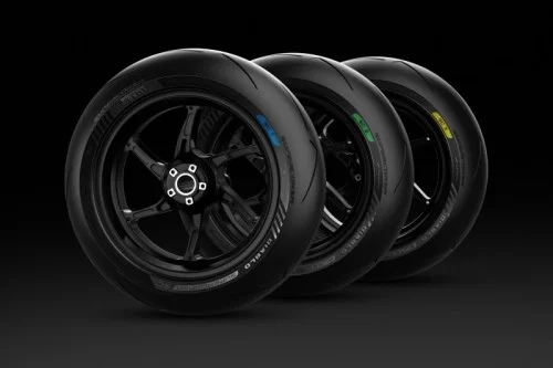 Vista de set de tres neumáticos PIRELLI DIABLO  Supercorsa SC V4 para motos