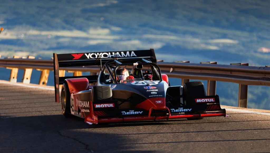 Neumaticos de carrera ADVAN de Yokohama en un auto de carrera de escalada