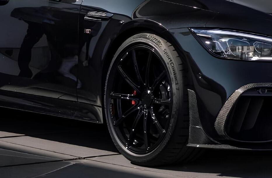 Vista del neumatico Continental SportContact 7 en el Brabus 930