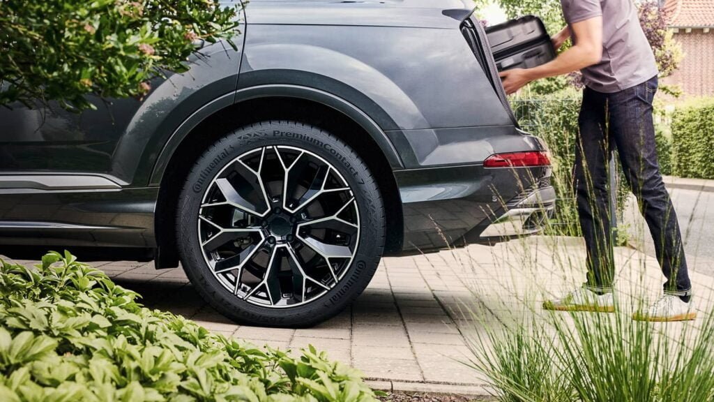 Vista de SUV con neumaticos Continental PremumConatct 7