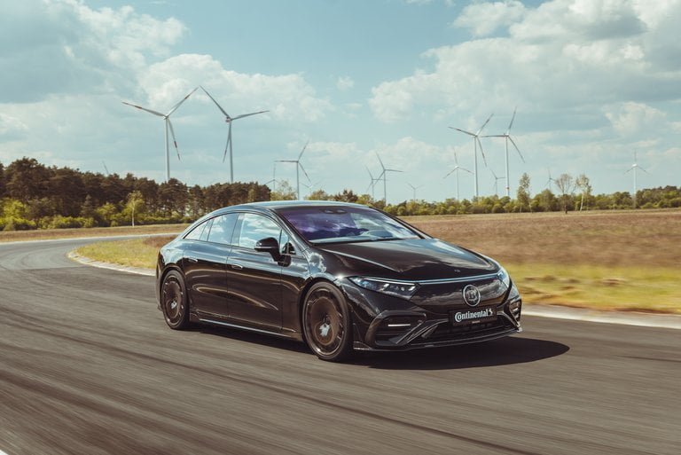 Vista de un coche con neumáticos Continental en pista de prueba - Continental gana premio “Theo Award", el premio de seguidores del tuning