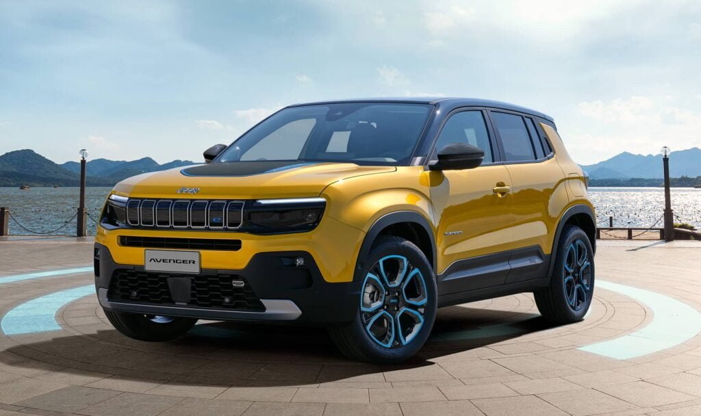 Vista de un nuevo Jeep Avenger 100 por ciento electrico que sale de fabrica con neumaticos Goodyear - Jeep Avenger monta Goodyear de equipo original