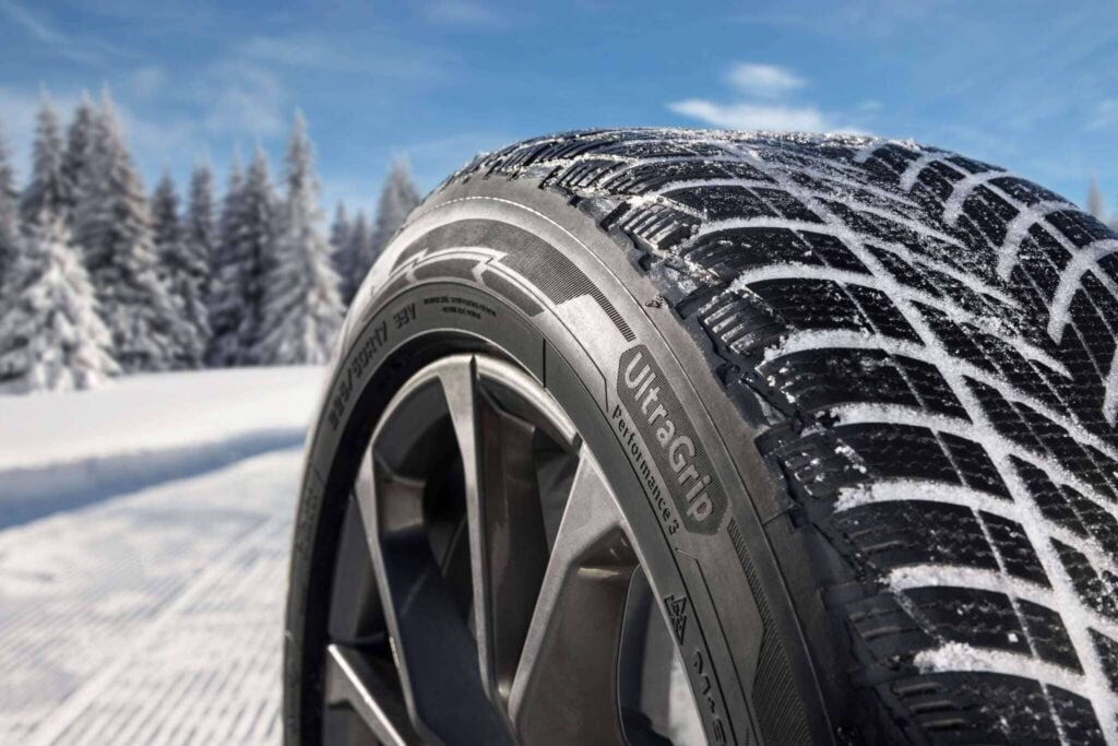 Goodyear UltraGrip Performance 3 premiado por Auto Bild en 2023 - Vista del neumático en montaña nevada