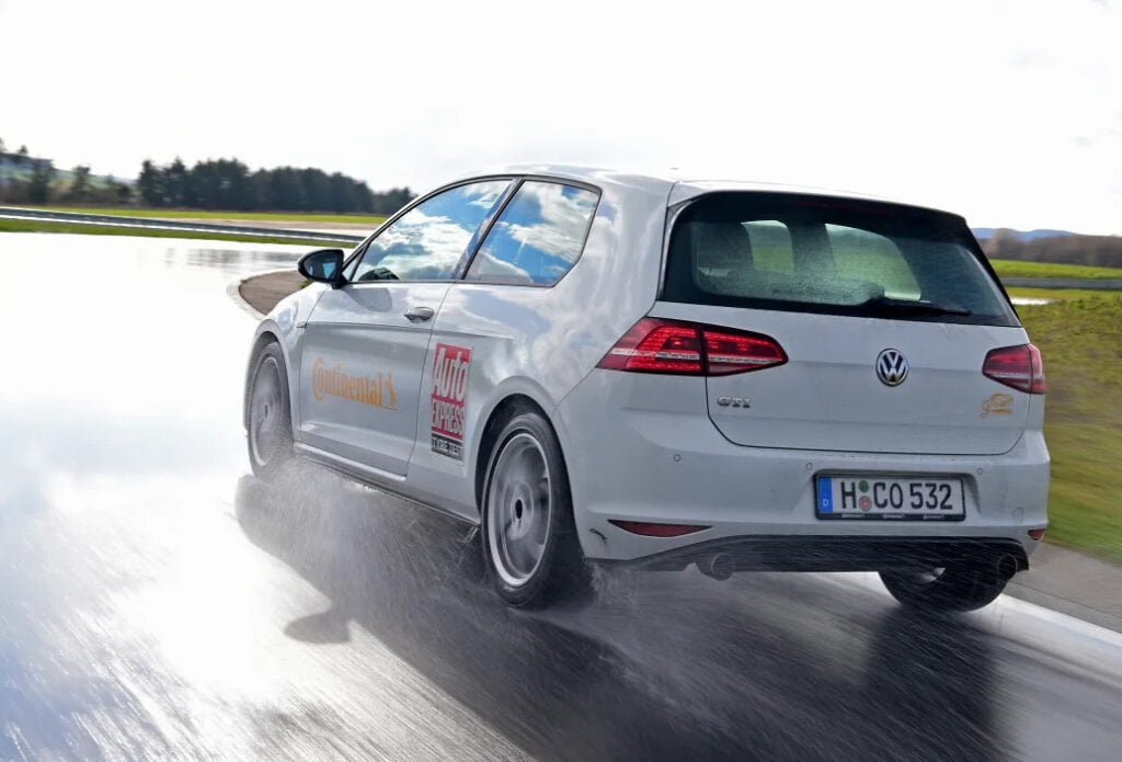 Un vehículo Volkswagen Golf en prueba - Test Auto Express All-Season 2023: