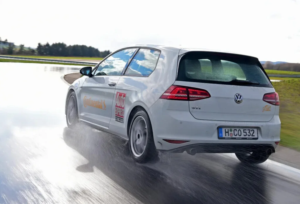 Un vehículo Volkswagen Golf en prueba - Test Auto Express All-Season 2023: