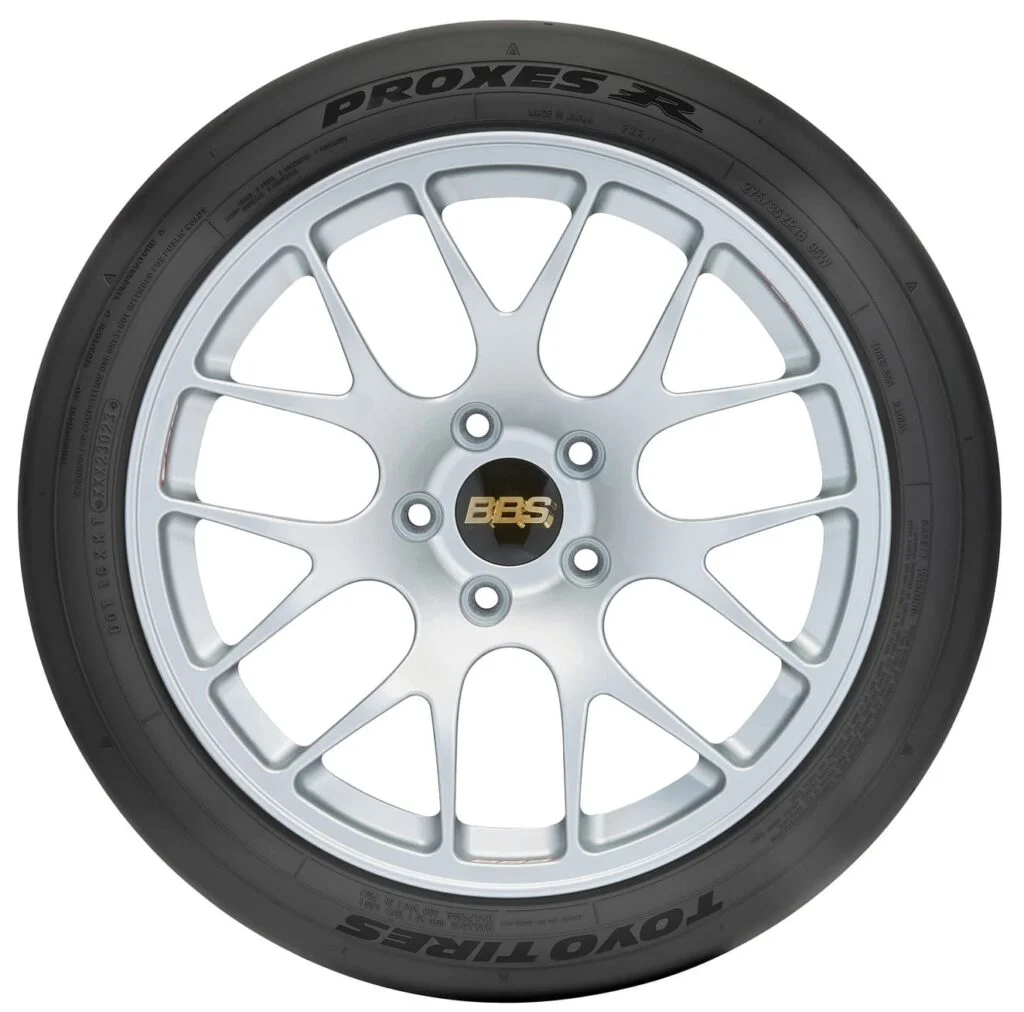 Vista lateral del nuevo Toyo Proxes R neumático de competición 