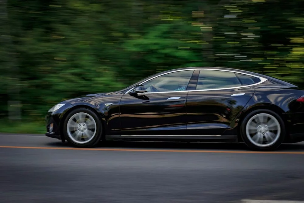 Tesla Model S desplazandose | Neumáticos originales
