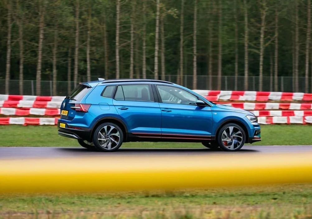 Vista de SUV en prueba test de neumaticos para verano