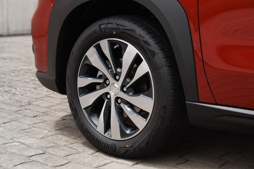 Neumaticos Continental son equipo original y homologados en Suzuki Vitara S-Cross - Foto frontal de vehiculo Suzuki