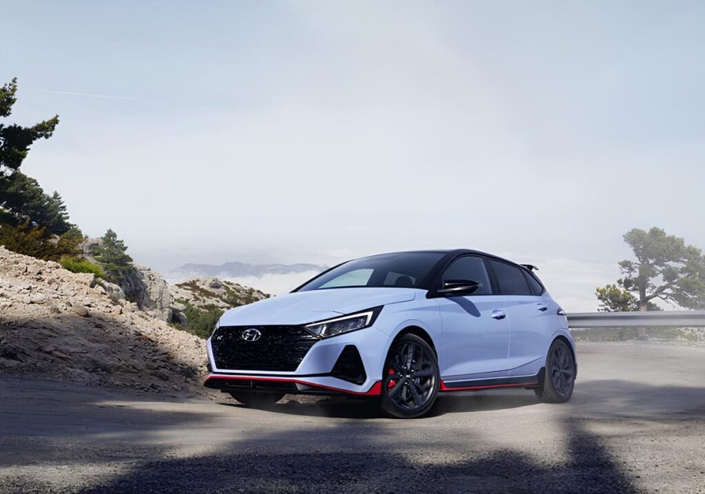 Vitsa de un Hyundai 120N subiendo una montaña Articulo relacionado neumaticos homologados para i20 N