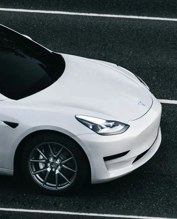 Vista de vehiculo Tesla en carretera = Articulo relacionado - Neumaticos oiginales para el Modelo X