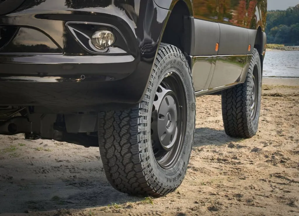 Vista cercana de un neumatico Grabber AT3, para todoterreno all terrain de General