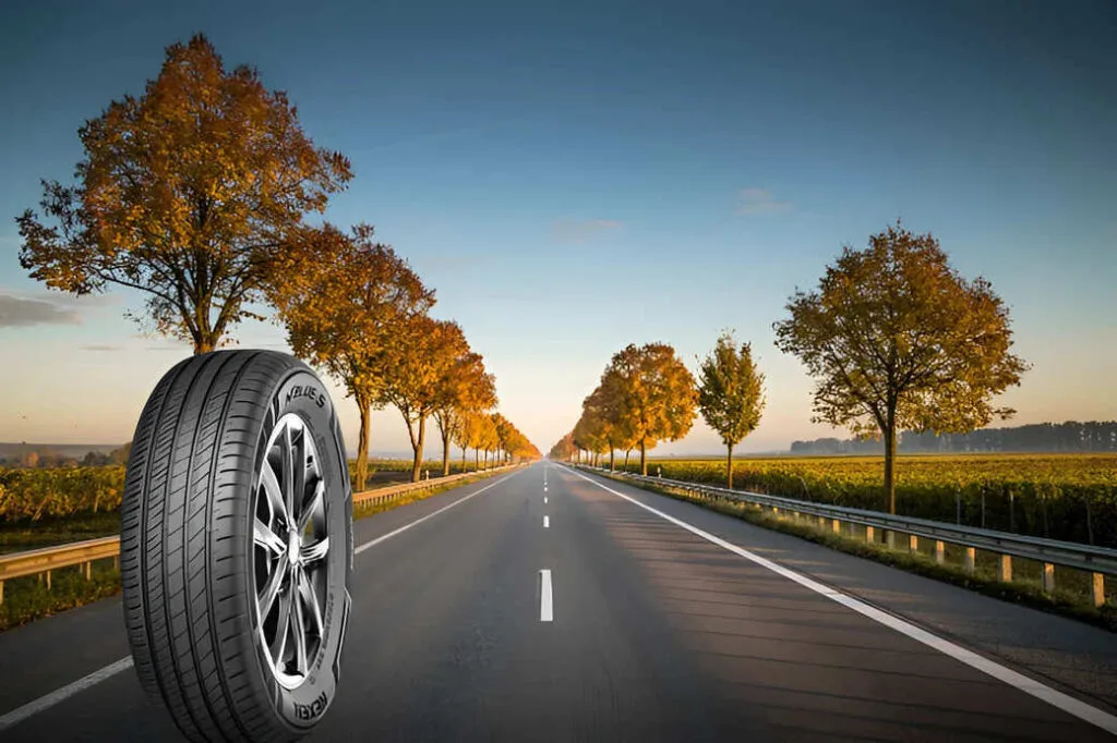 Vista de un neumatico de turismo de verano Nexen N'Blue S  sobre una carretera