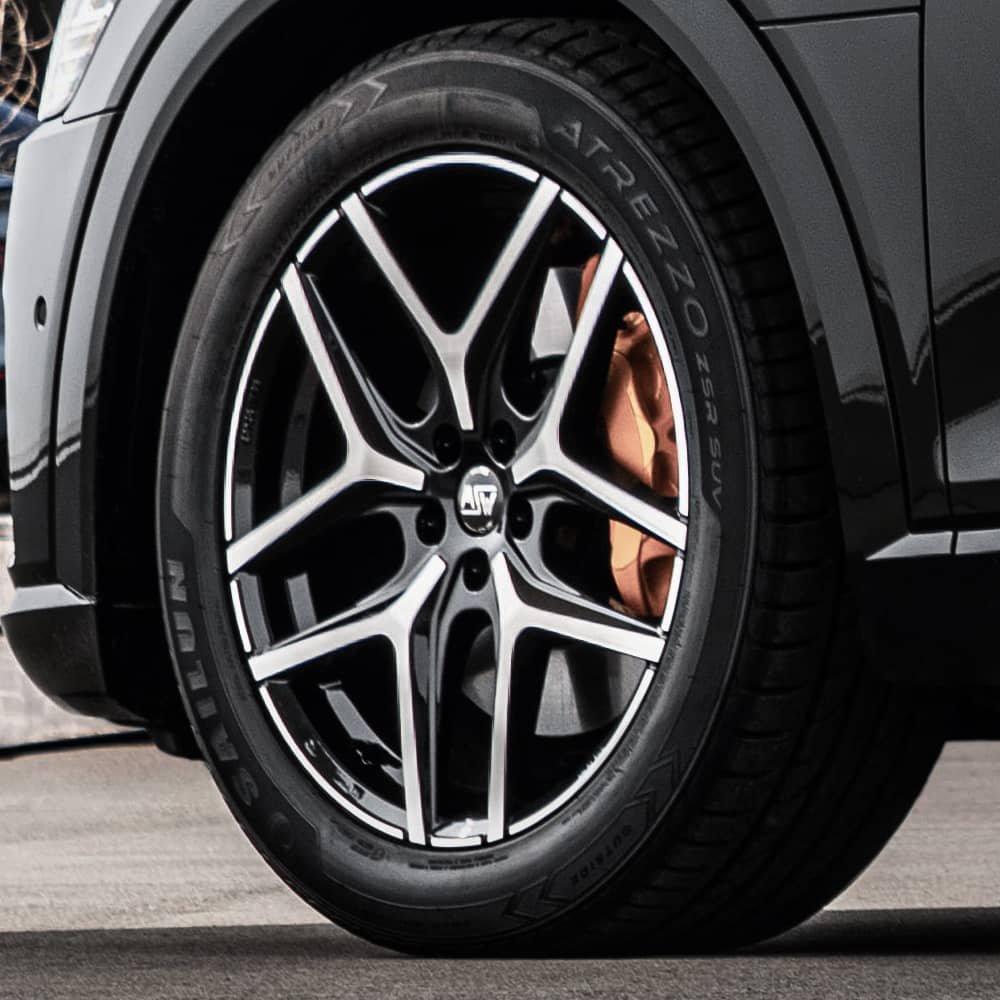 Vista de un neumatico Sailun Atrezzo ZSR SUV montado en un vehiculo - nueva marca económica de neumáticos