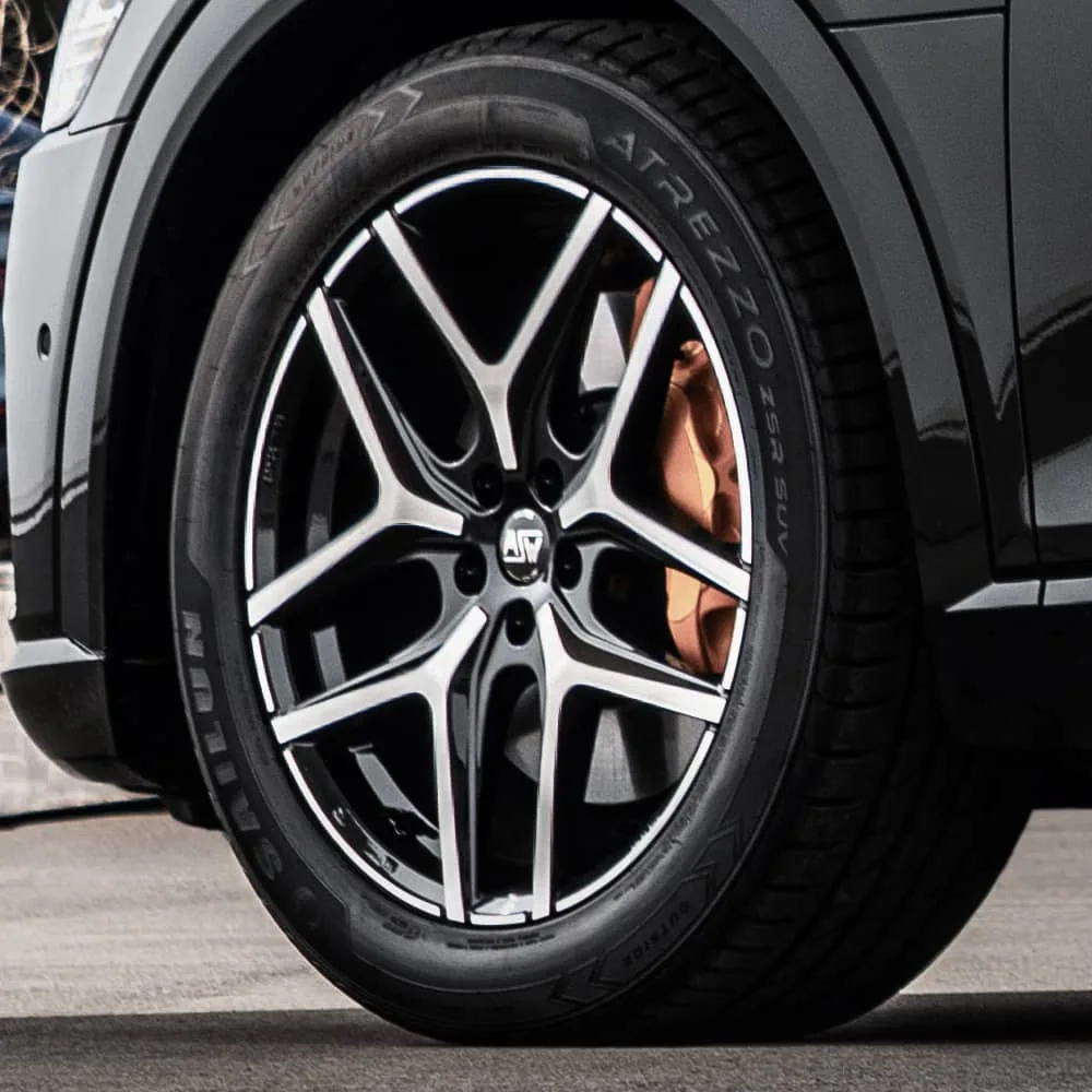 Vista de un neumatico Sailun Atrezzo ZSR SUV montado en un vehiculo - nueva marca económica de neumáticos