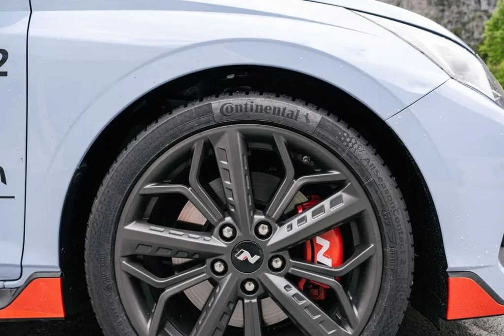 Vista de un neumatico Continental AllSeasonContact 2 montado en un turismo - Los mejores neumaticos allseason de Continental