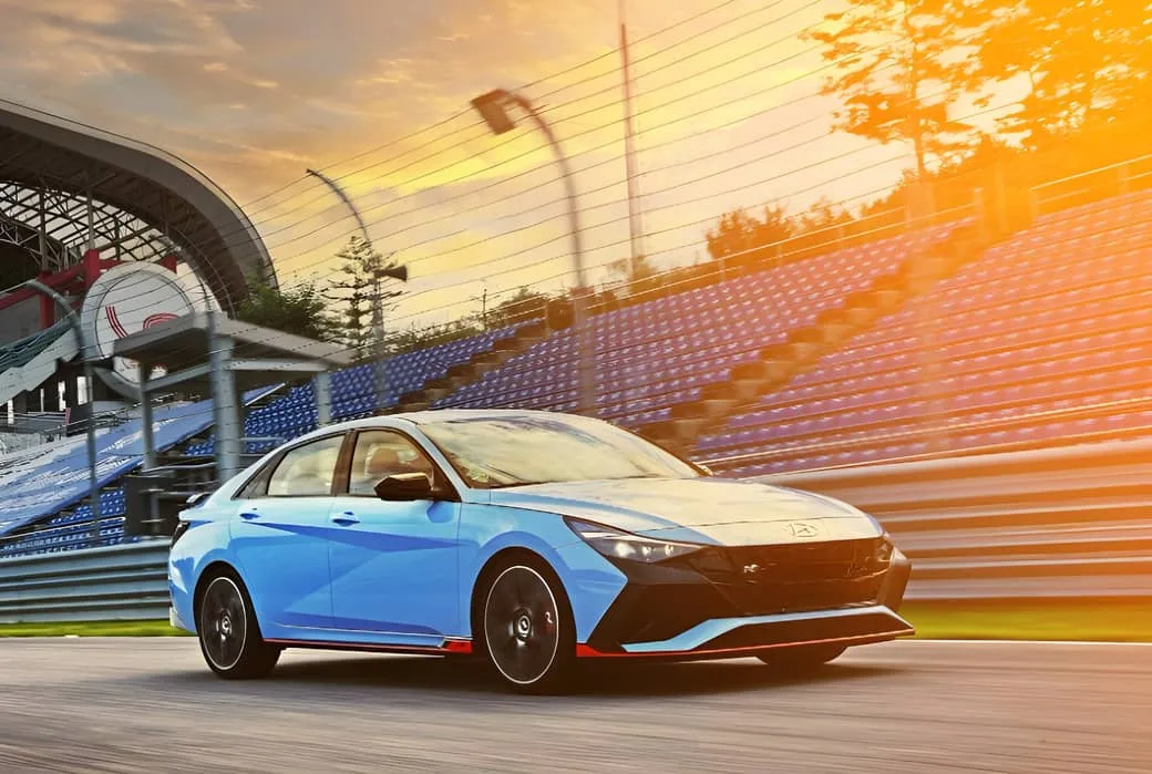 Vista de coche Hyundai de la linea N, en competencia - Los mejores neumaticos all season