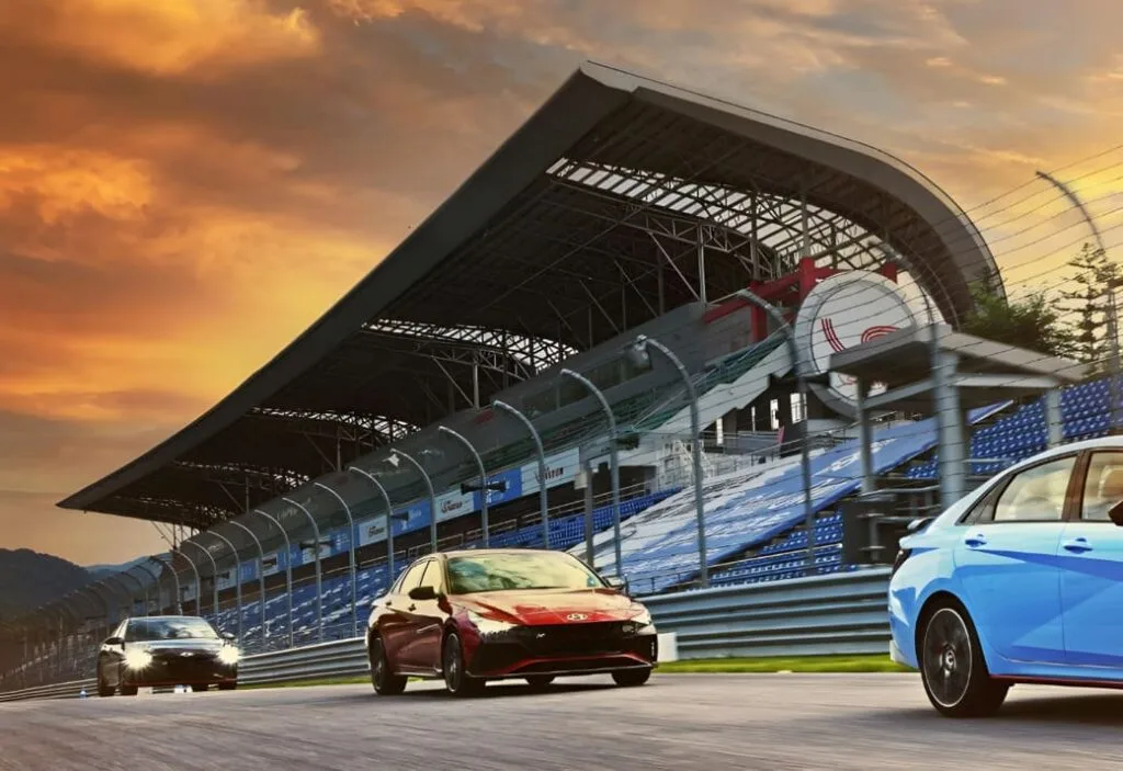 Vista de coches Hyundai de la linea N, en competencia