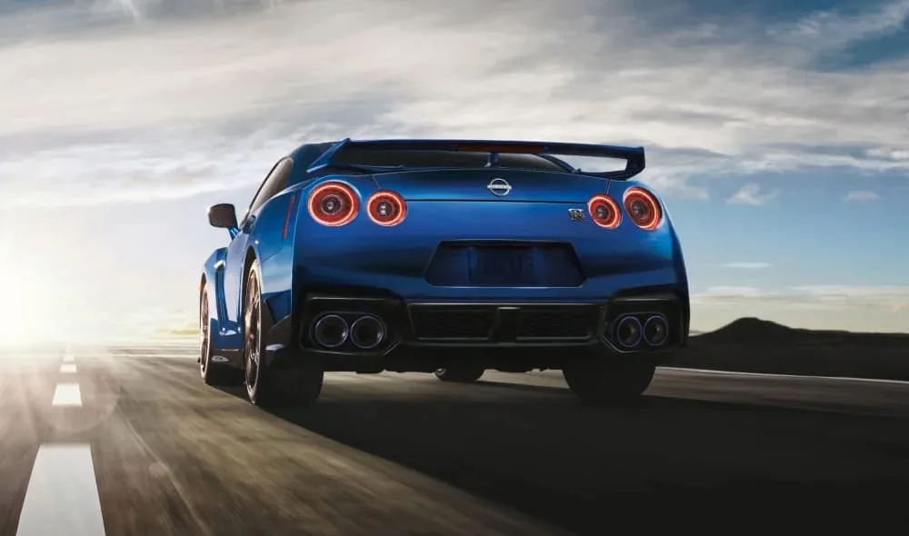 Vista trasera de un deportivo Nissan GT-R