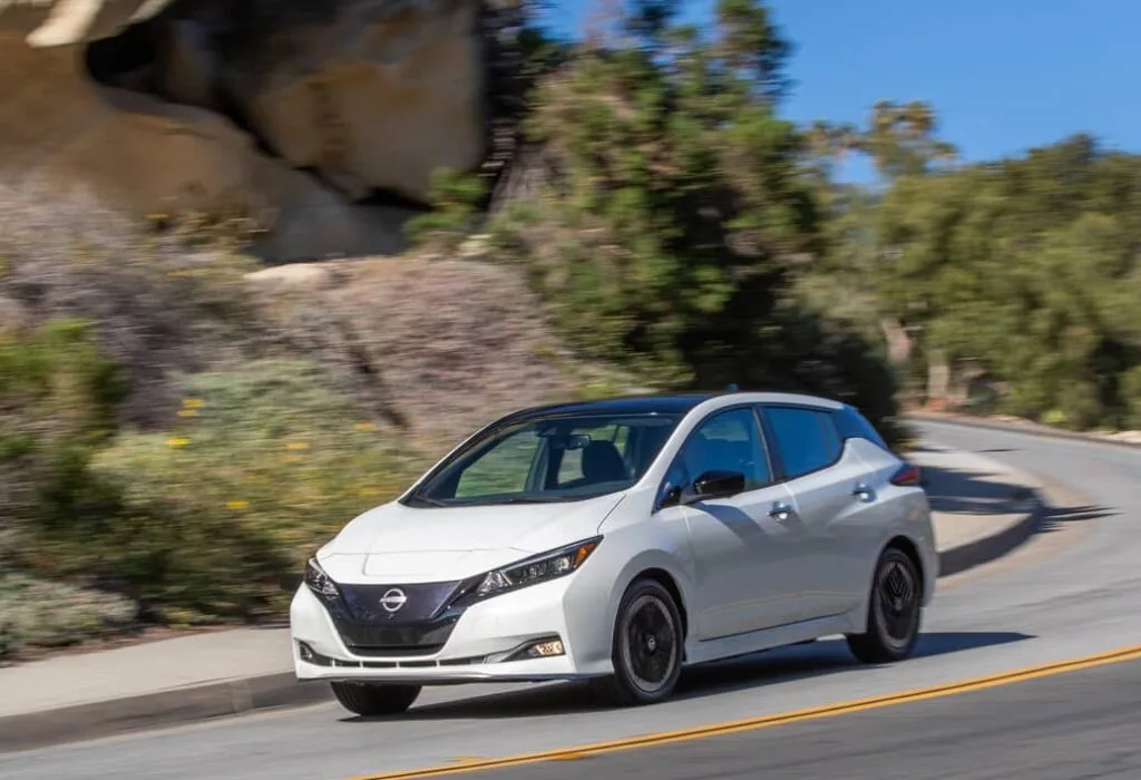 Vista de un Nissan Leaf en carretera