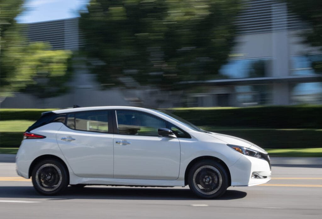 Vista de un Nissan Leaf en ciudad - Articulo relacionado con los neumaticos aprobados por Nissan para el EV
