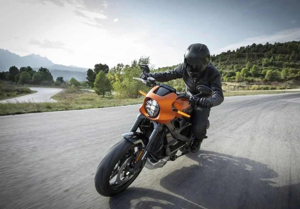 Vista de moto Harley Davidson en carretera | Imagen relacionada con neumaticos para motos