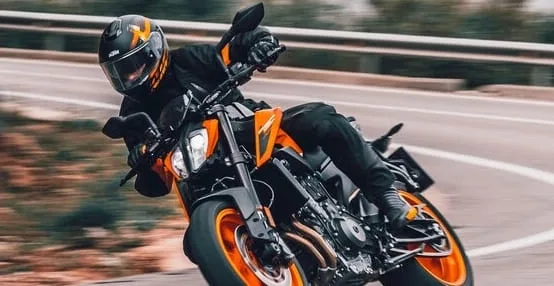 Vista de moto con neumaticos Maxxis para carretera