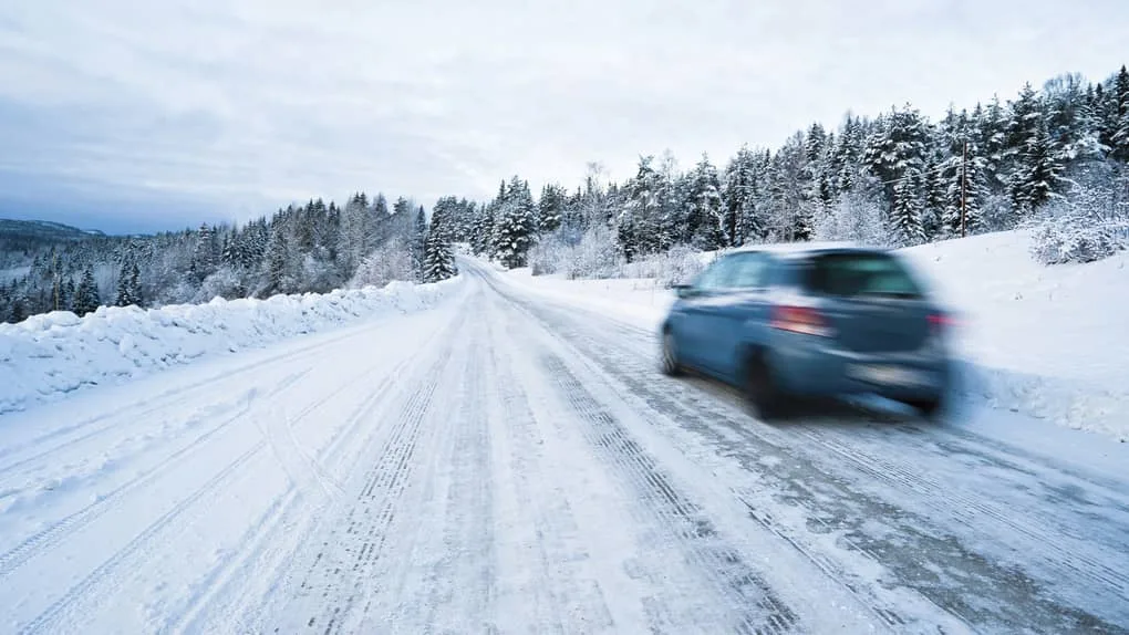Vista de vehiculo en carretera nevada - Articulo relacionado: Nuevo Barum Polaris 6, un neumático de invierno