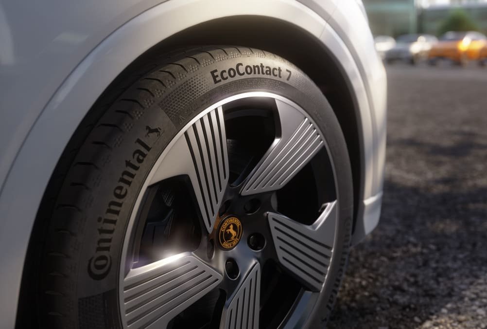 Vista detallada de vehiculo con los nuevos neumáticos Continental EcoContact 7