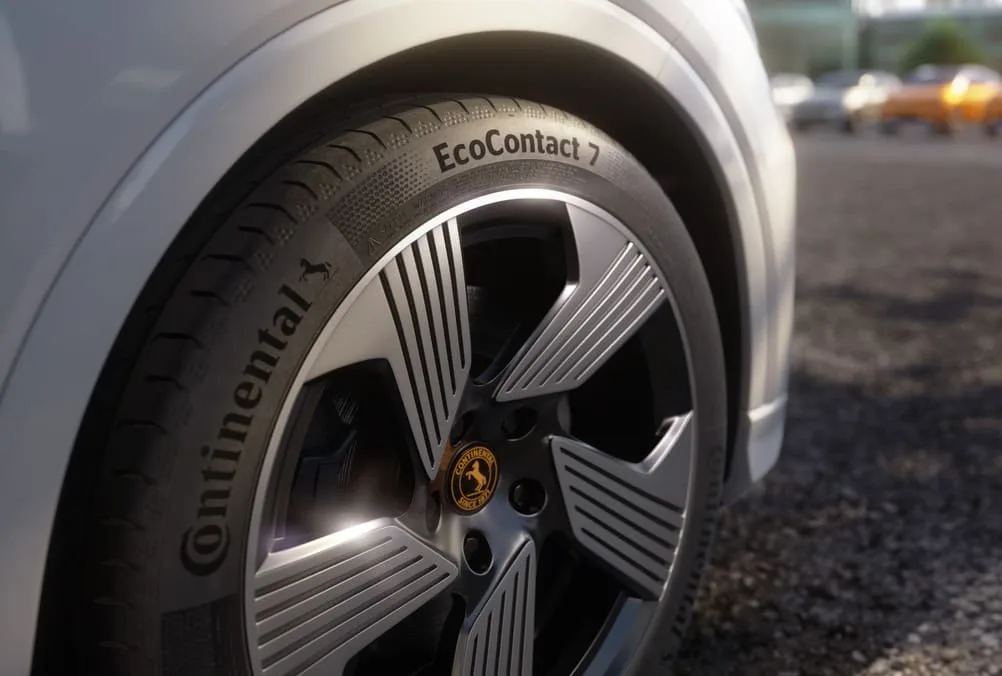 Vista detallada de vehiculo con los nuevos neumáticos Continental EcoContact 7