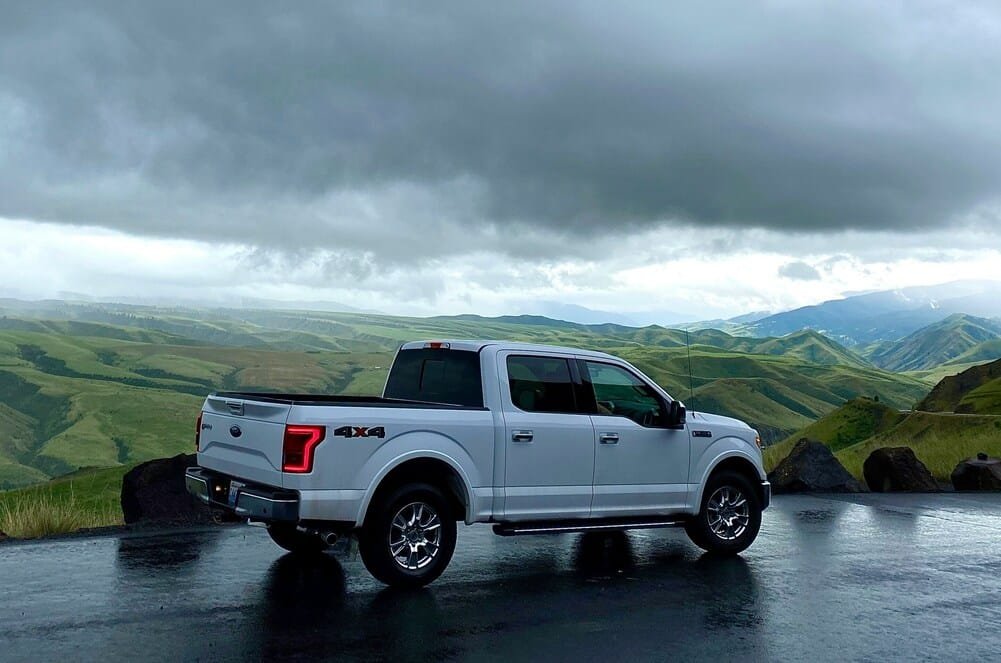 Vista de vehiculo tipo pickup camioneta ligera - Los nuevos neumáticos todoterreno para 4x4 y pickup