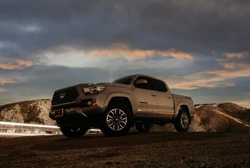Vista de vehiculo tipo pickup camioneta ligera - Los nuevos neumáticos todoterreno para 4x4 y pickup