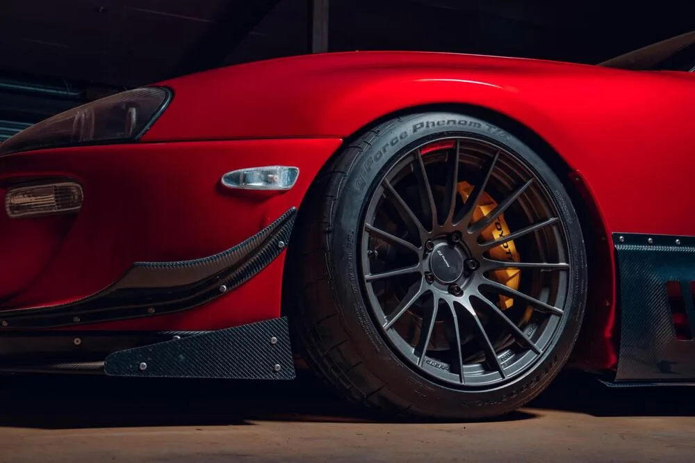 Vista del nuevo neumatico BFGoodrich g-Force Phenom T/A montado en un coche deportivo