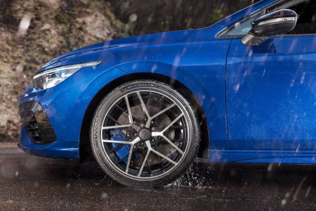 Vista de un coche montando el nuevo neumatico all season Michelin CrossClimate 3 Sport para coches deportivos