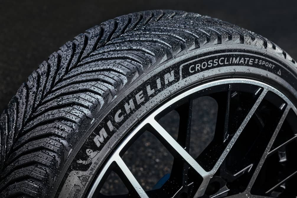 Vista cercana del nuevo neumaticos Michelin CrossClimate 3 Sport diseñado para coches deportivos