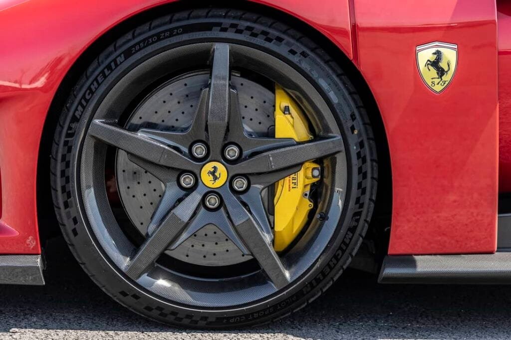 Vista en detalle de un Ferrari F80 con el nuevo neumático MICHELIN Pilot Sport Cup 2 R K